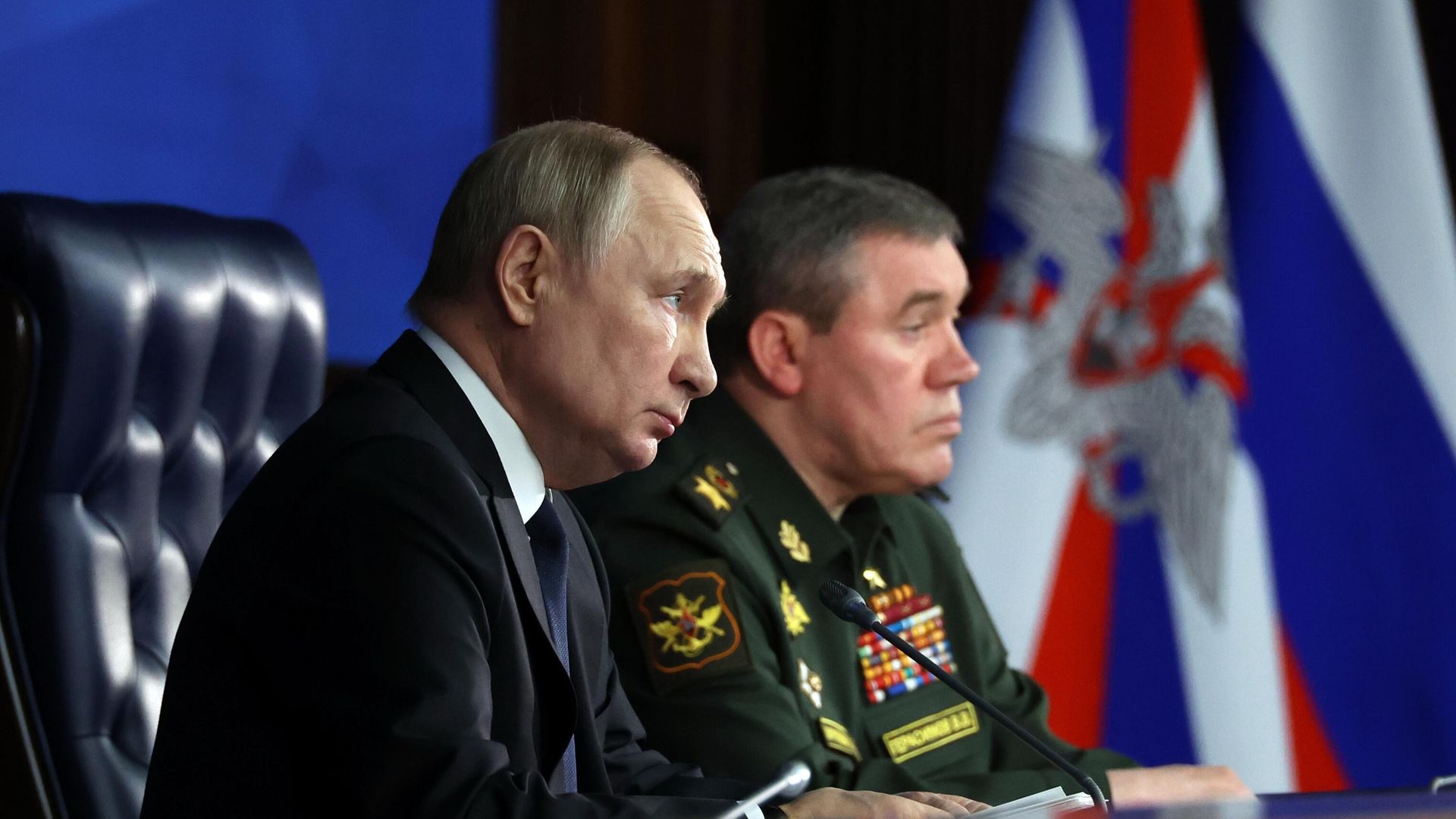 Президент России Владимир Путин и начальник Генерального штаба Вооруженных сил Российской Федерации, первый заместитель министра обороны России Валерий Герасимов на расширенном заседании коллегии Министерства обороны Президент России Владимир Путин и начальник Генерального штаба Вооруженных сил Российской Федерации, первый заместитель министра обороны России Валерий Герасимов на расширенном заседании коллегии Министерства обороны - РИА Новости, 1920, 22.12.2022