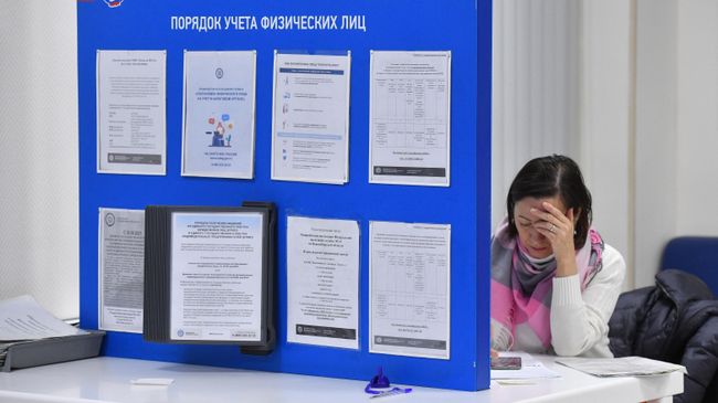 Женщина в отделении Федеральной налоговой службы