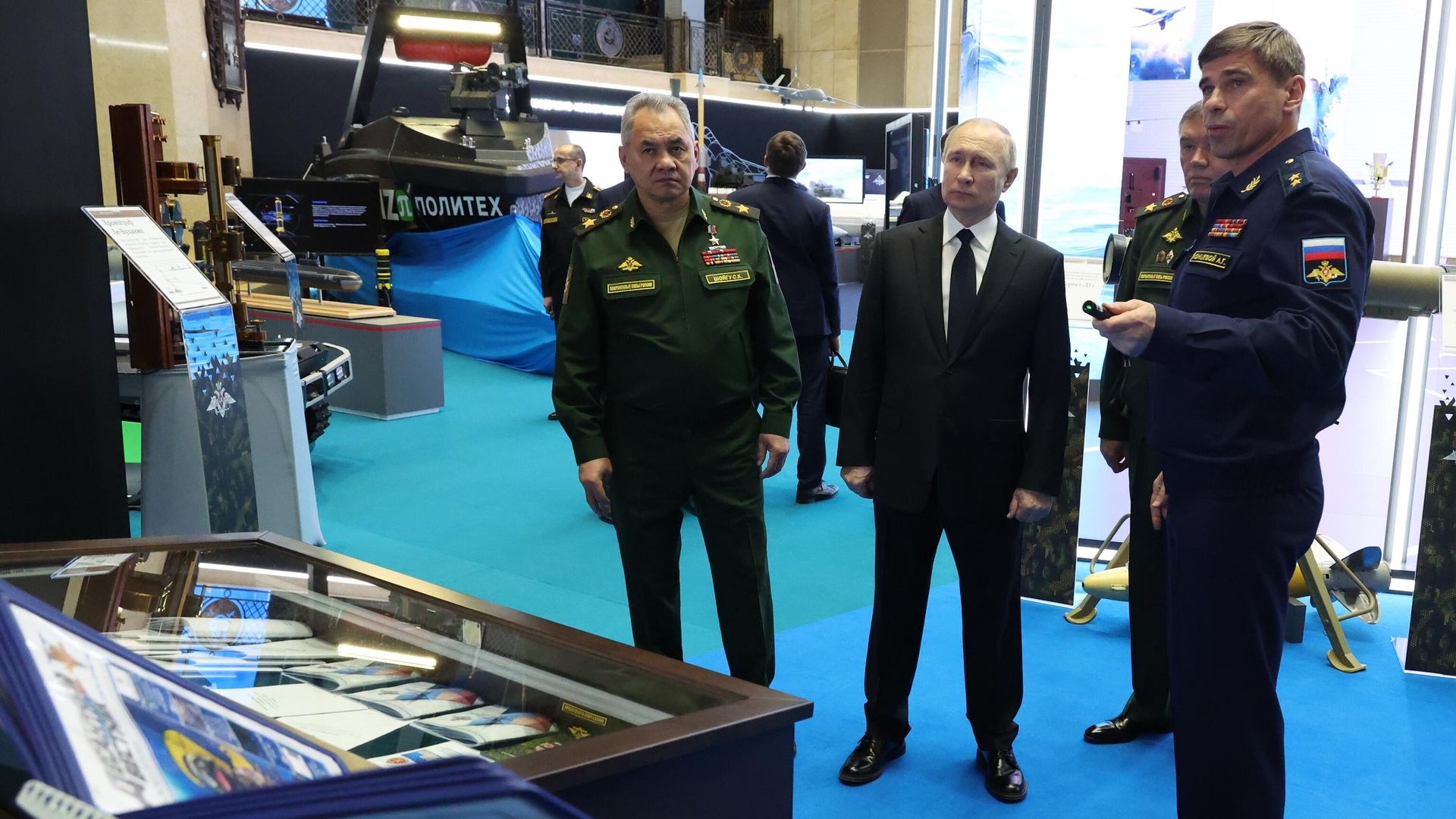 Президент РФ Владимир Путин и министр обороны РФ Сергей Шойгу во время осмотра выставки после расширенного заседания коллегии Министерства обороны РФ Президент РФ Владимир Путин и министр обороны РФ Сергей Шойгу во время осмотра выставки после расширенного заседания коллегии Министерства обороны РФ - РИА Новости, 1920, 21.12.2022