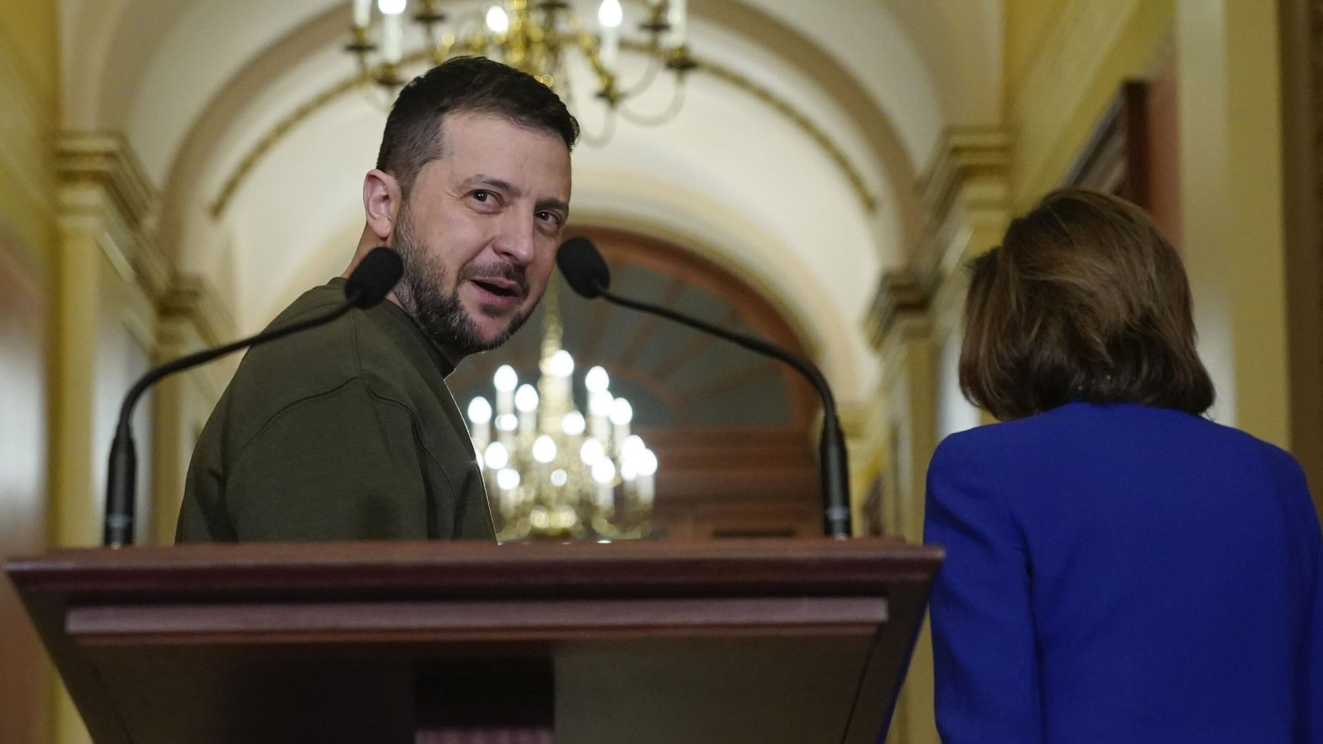 Президент Украины Владимир Зеленский после встречи со спикером палаты представителей Нэнси Пелоси в Капитолии США Президент Украины Владимир Зеленский после встречи со спикером палаты представителей Нэнси Пелоси в Капитолии США - РИА Новости, 1920, 22.12.2022