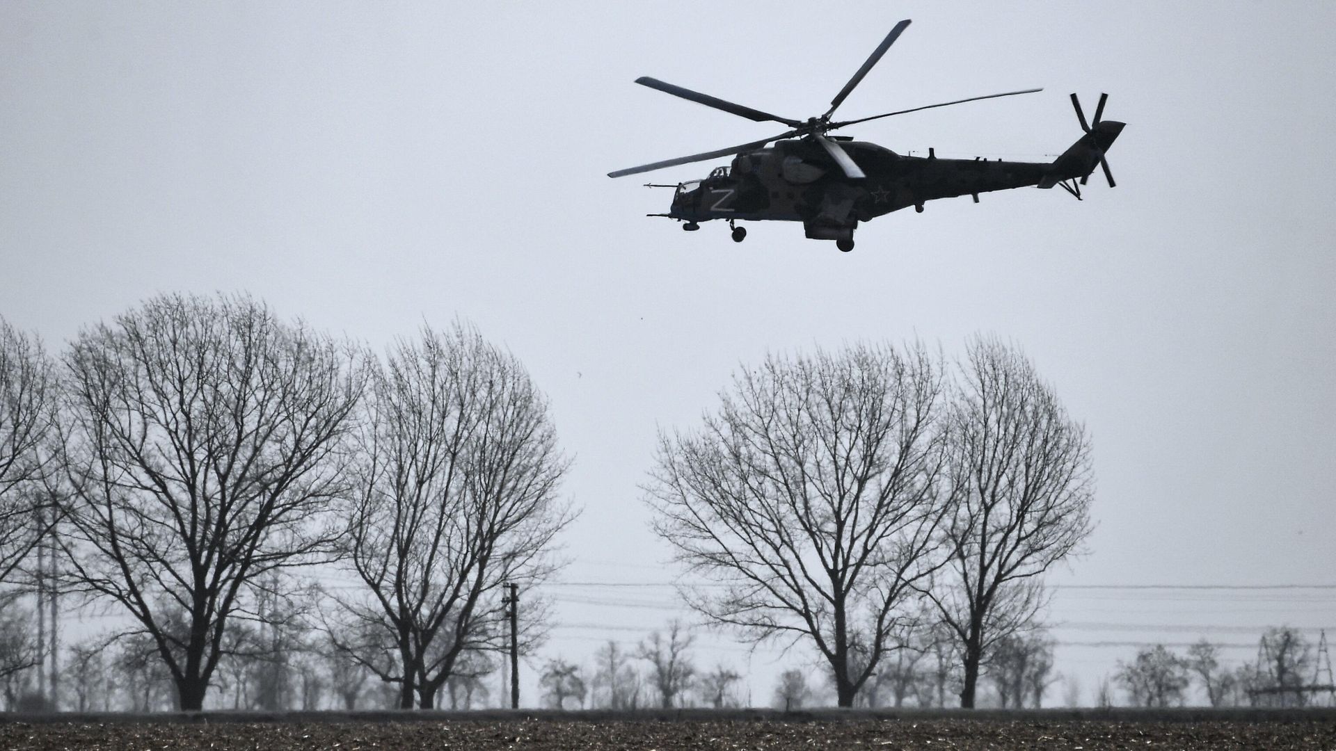 Вертолет Ми-35М пролетает над полевым аэродромом ВКС России в зоне проведения специальной военной операции Вертолет Ми-35М пролетает над полевым аэродромом ВКС России в зоне проведения специальной военной операции - РИА Новости, 1920, 19.02.2023