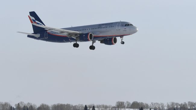 Самолет Airbus A320 авиакомпании Аэрофлот в Международном аэропорту Новосибирск (Толмачево) имени А. И. Покрышкина Самолет Airbus A320 авиакомпании Аэрофлот в Международном аэропорту Новосибирск (Толмачево) имени А. И. Покрышкина