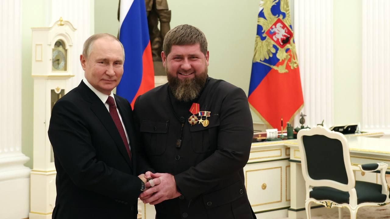 Президент Российской Федерации Владимир Путин и Глава Чеченской Республики Рамзан Кадыров Президент Российской Федерации Владимир Путин и Глава Чеченской Республики Рамзан Кадыров - РИА Новости, 1920, 22.12.2022
