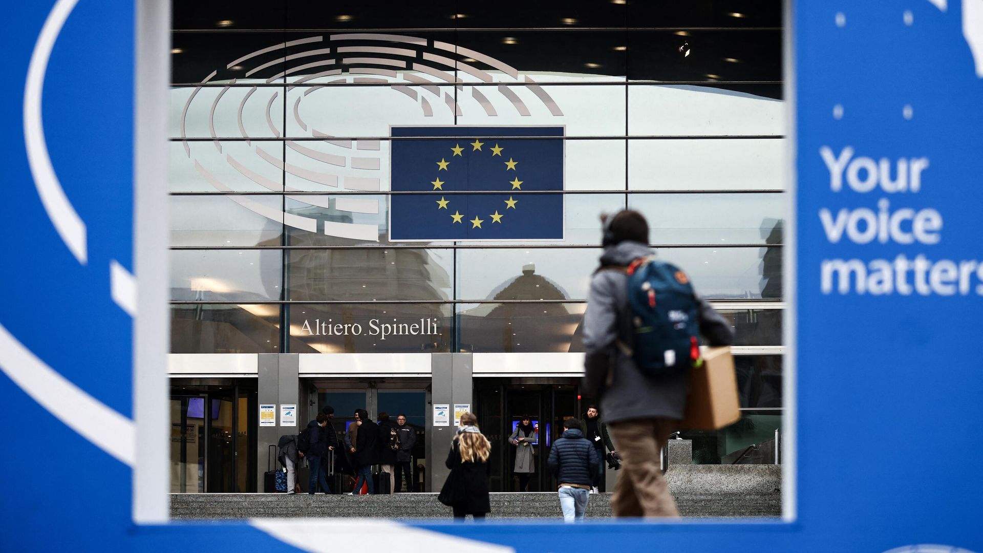 Люди у входа в Европейский парламент в Брюсселе Люди у входа в Европейский парламент в Брюсселе - РИА Новости, 1920, 23.12.2022