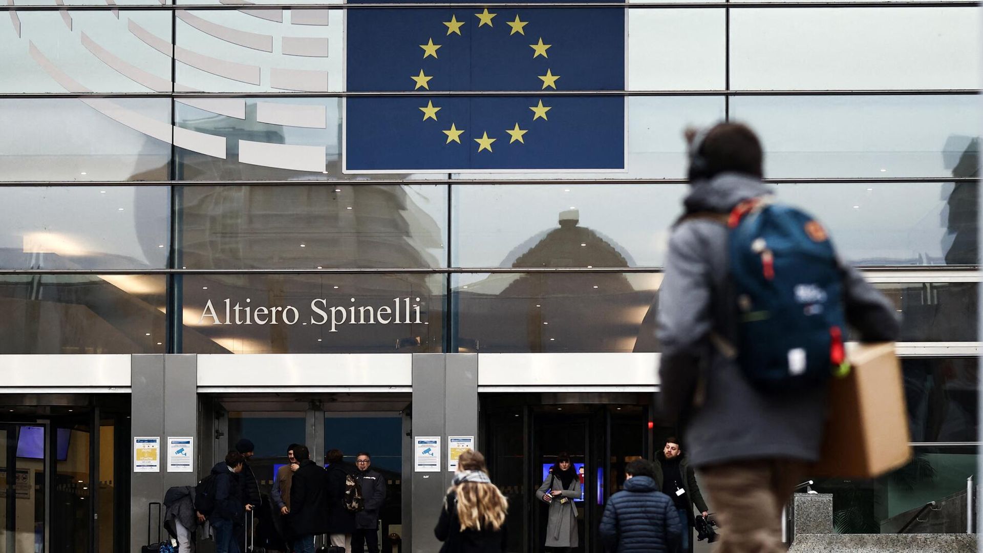 Люди у входа в Европейский парламент в Брюсселе Люди у входа в Европейский парламент в Брюсселе - РИА Новости, 1920, 23.12.2022