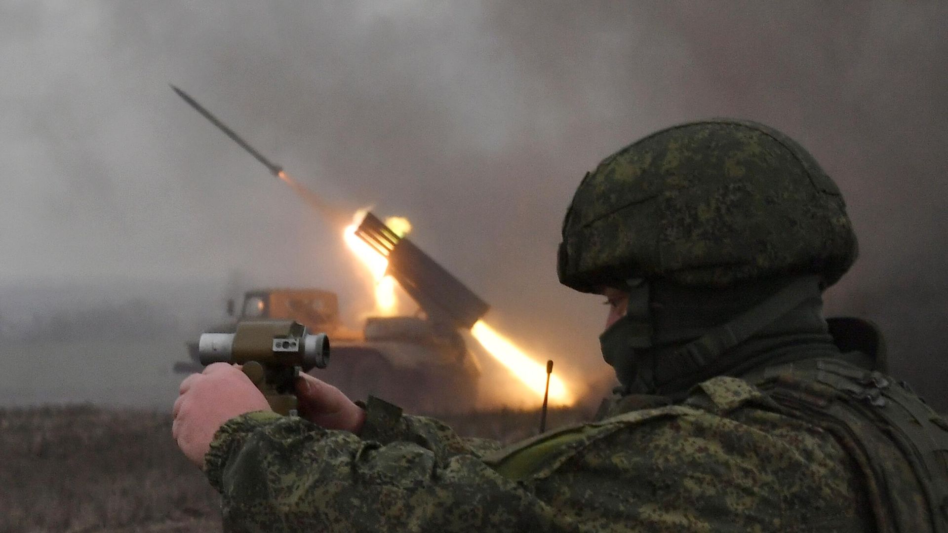 Военнослужащий МО РФ производит наведение реактивной системы залпового огня БМ-21 Град Военнослужащий МО РФ производит наведение реактивной системы залпового огня БМ-21 Град - РИА Новости, 1920, 12.01.2023