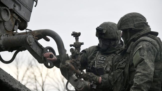 Военнослужащие МО РФ производят наведение реактивной системы залпового огня БМ-21 Град в зоне проведения СВО