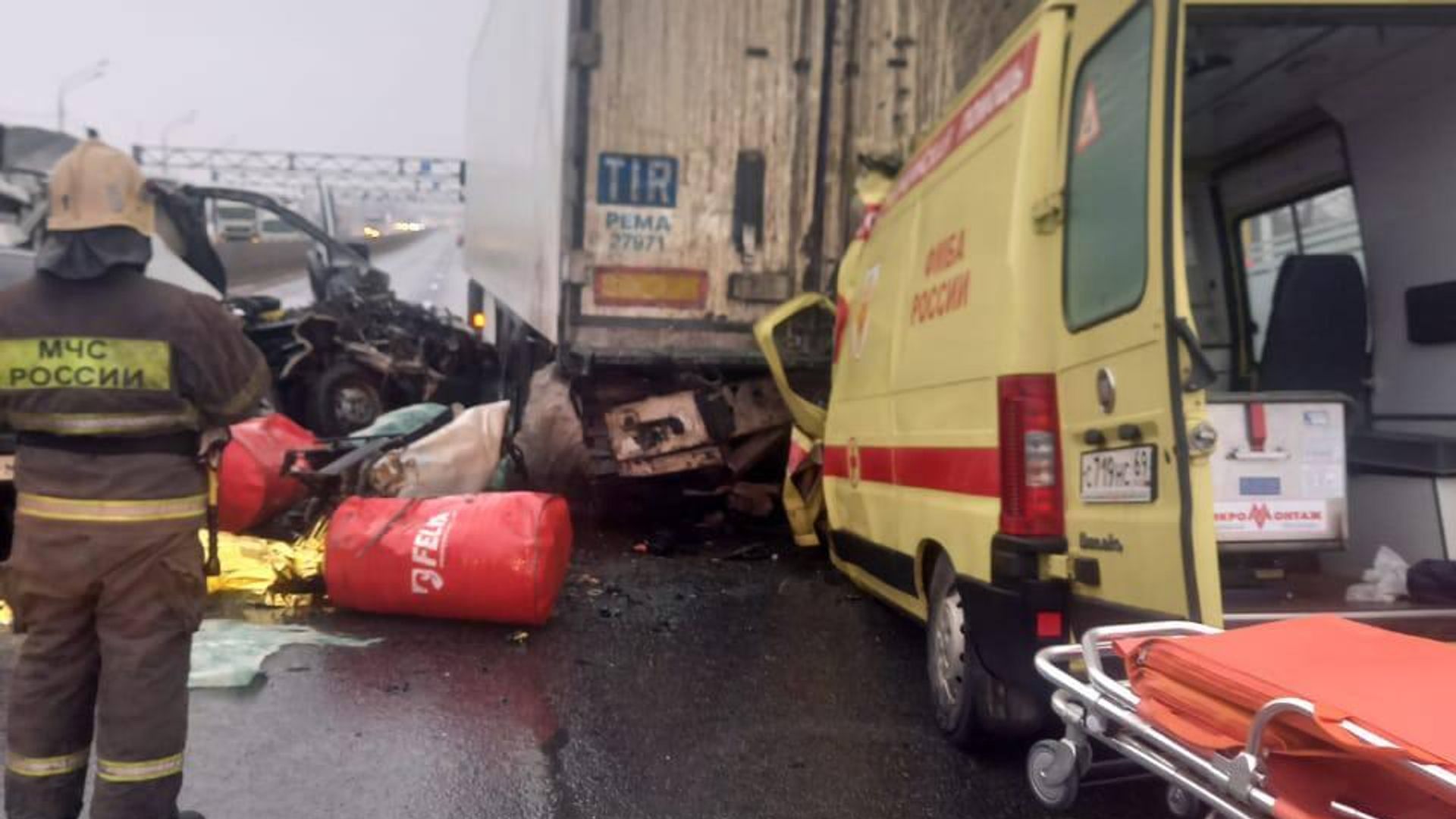 На месте ДТП с участием машины скорой помощи в Тверской области На месте ДТП с участием машины скорой помощи в Тверской области - РИА Новости, 1920, 23.12.2022