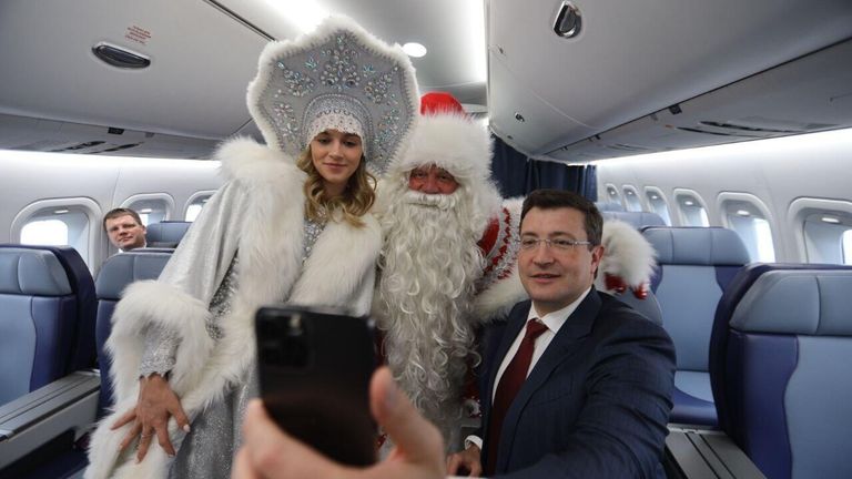 Дед Мороз и Снегурочка прибыли из Москвы в Нижний Новгород на опытном образце авиалайнера МС-21 Дед Мороз и Снегурочка прибыли из Москвы в Нижний Новгород на опытном образце авиалайнера МС-21