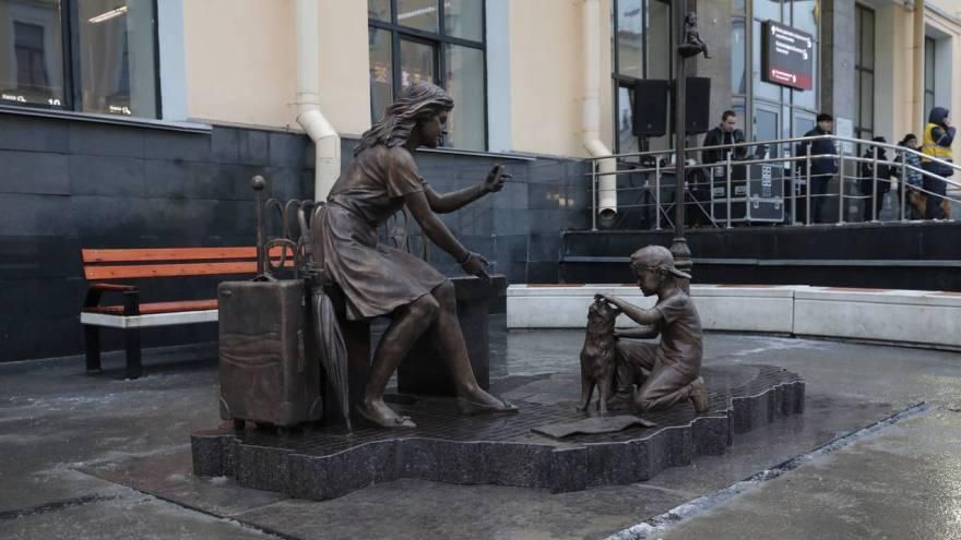 Скульптура, посвященная туристам, установленная на Московском вокзале в Санкт-Петербурге Скульптура, посвященная туристам, установленная на Московском вокзале в Санкт-Петербурге - РИА Новости, 1920, 23.12.2022
