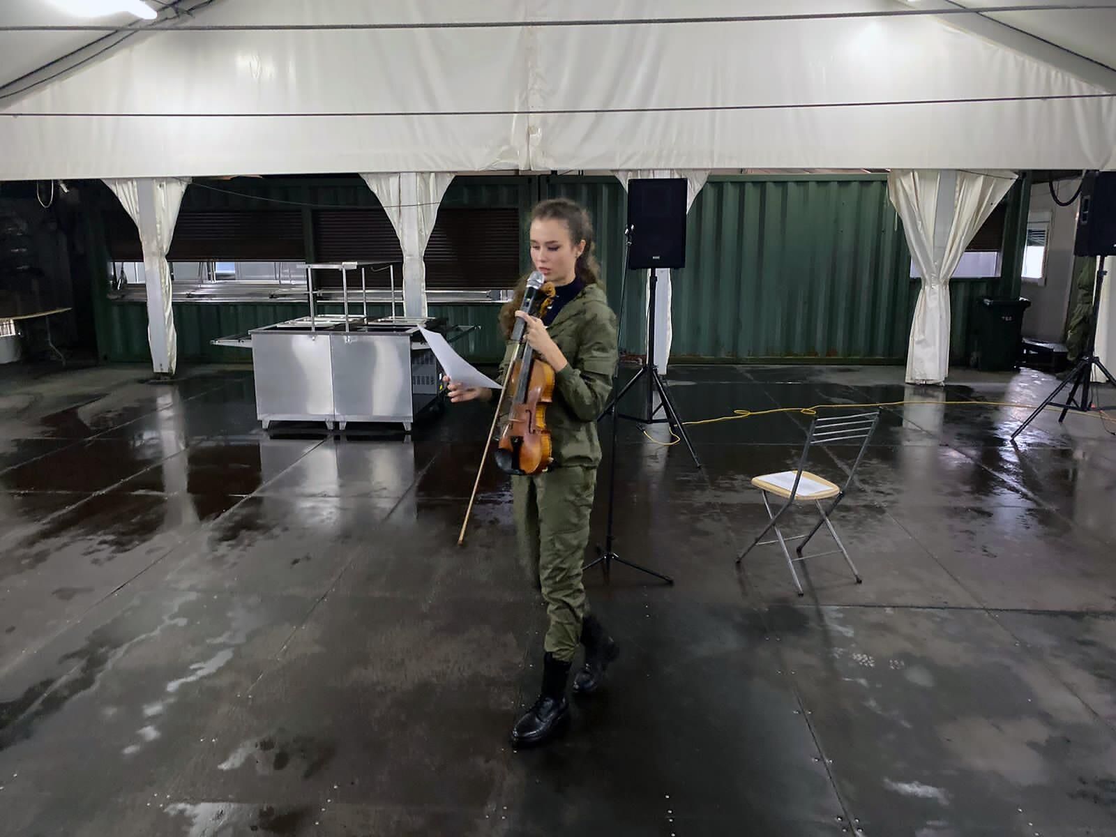 Скрипачка Мария Андреева во время выступления в зоне проведения СВО Скрипачка Мария Андреева во время выступления в зоне проведения СВО - РИА Новости, 1920, 07.04.2023