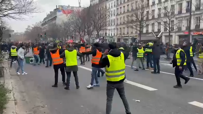 Стычки курдов с полицией на митинге в Париже Стычки курдов с полицией на митинге в Париже