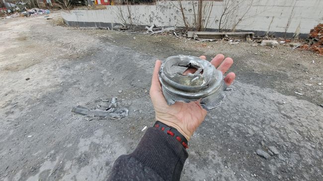 Фрагмент одного из снарядов, которыми обстреляли центр Донецка Вооруженные силы Украины