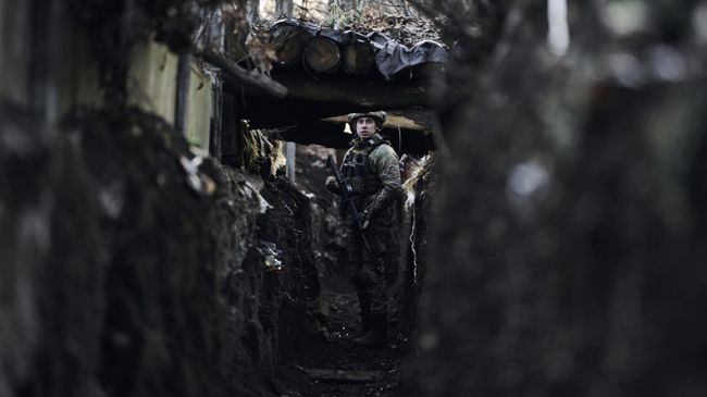 Украинский солдат в окопе