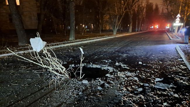 Воронка от разорвавшегося снаряда после обстрела Донецка со стороны ВСУ.