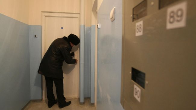 Человек открывает дверь в квартиру