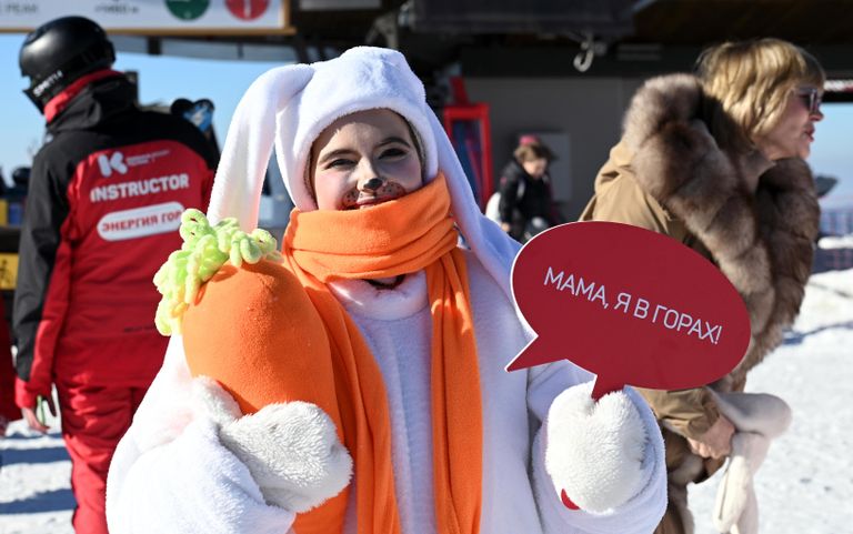 Девушка на горнолыжном курорте Красная Поляна в Сочи Девушка на горнолыжном курорте Красная Поляна в Сочи