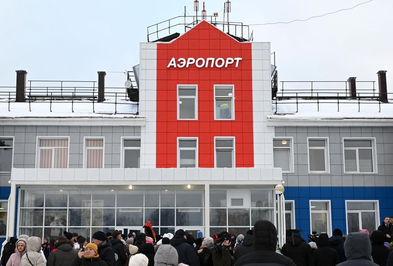 Люди на открытии регулярного авиарейса в Великом Устюге после реконструкции аэропорта Люди на открытии регулярного авиарейса в Великом Устюге после реконструкции аэропорта