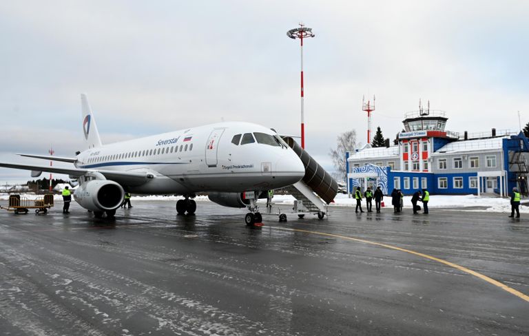 Пассажирский самолет Sukhoi Superjet 100 после прибытия в Великий Устюг из аэропорта Череповца Пассажирский самолет Sukhoi Superjet 100 после прибытия в Великий Устюг из аэропорта Череповца