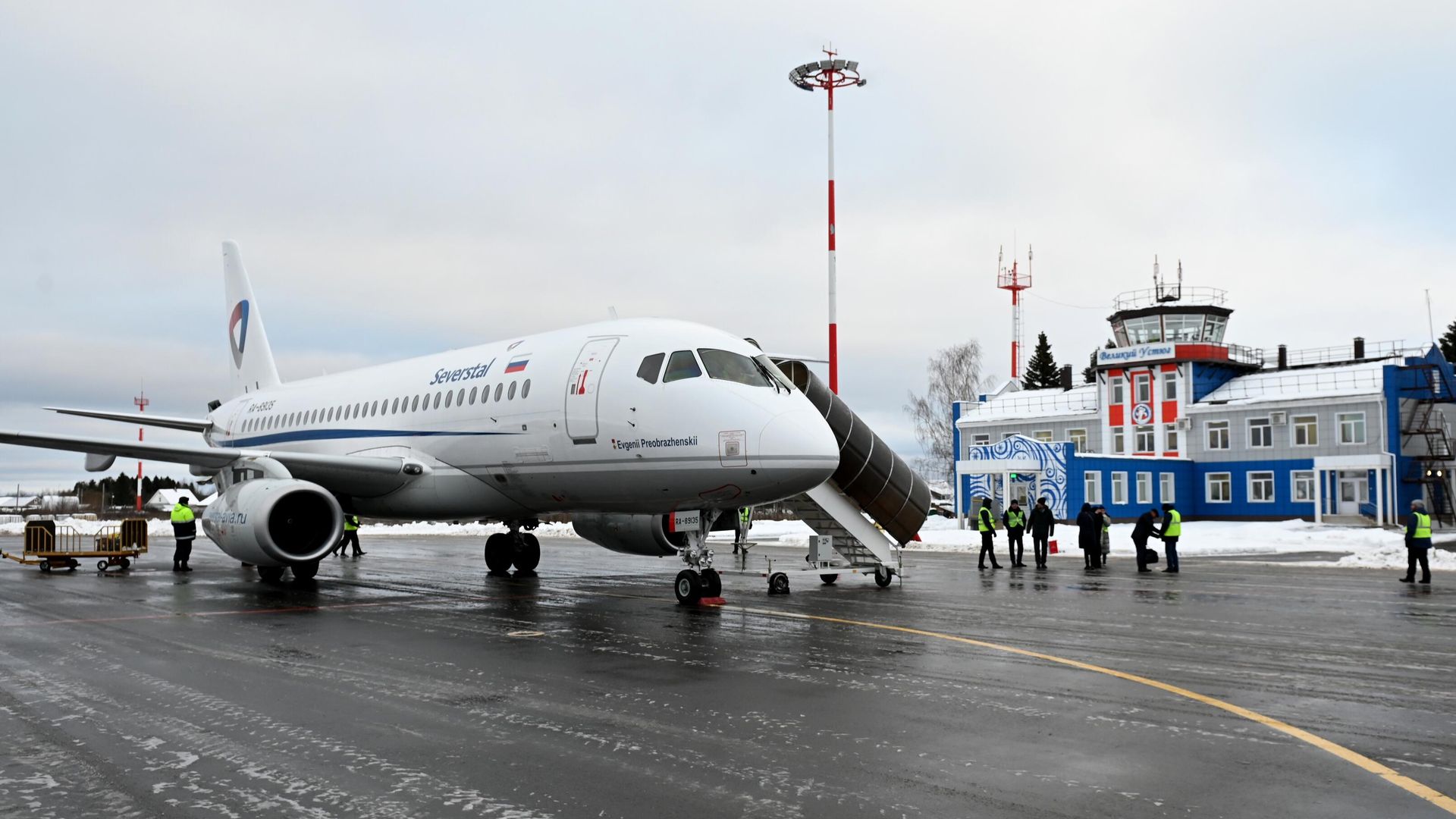 Пассажирский самолет Sukhoi Superjet 100 после прибытия в Великий Устюг из аэропорта Череповца Пассажирский самолет Sukhoi Superjet 100 после прибытия в Великий Устюг из аэропорта Череповца - РИА Новости, 1920, 17.03.2023