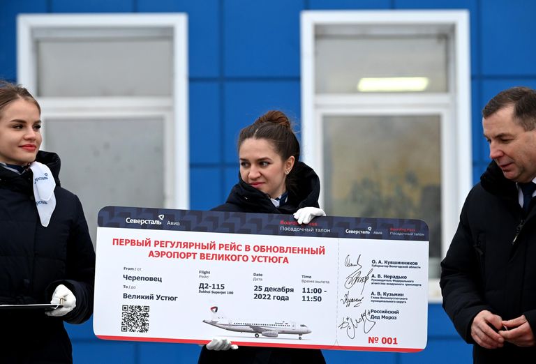 Церемония передачи символического билета на первый регулярный рейс в обновленный аэропорт Великого Устюга Церемония передачи символического билета на первый регулярный рейс в обновленный аэропорт Великого Устюга