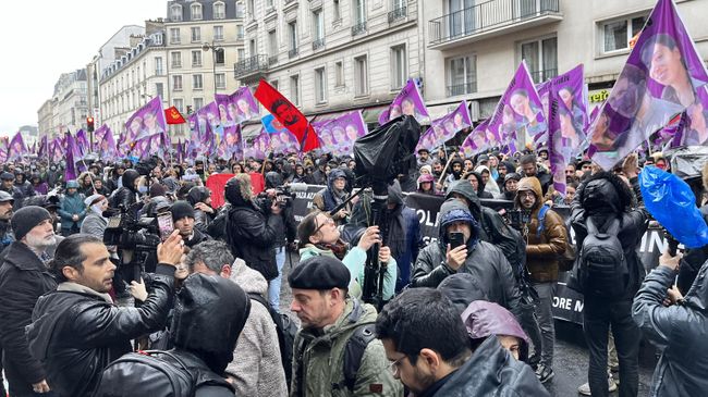 Участники акции протеста курдов в Париже Участники акции протеста курдов в Париже