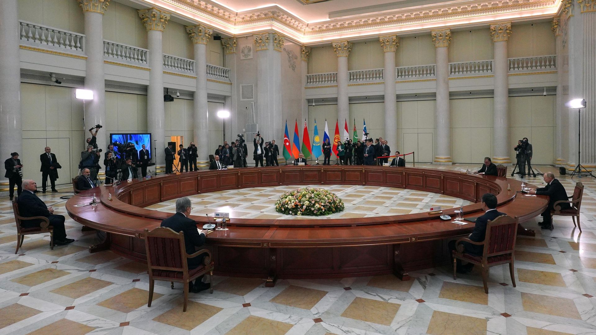 Президент РФ Владимир Путин на традиционной неформальной встрече лидеров государств - участников Содружества Независимых Государств Президент РФ Владимир Путин на традиционной неформальной встрече лидеров государств - участников Содружества Независимых Государств - РИА Новости, 1920, 26.12.2022