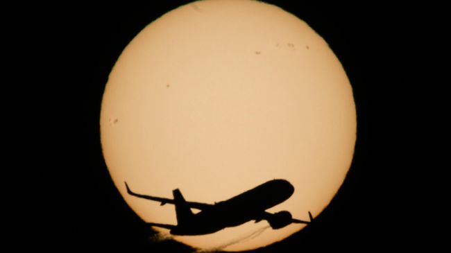 Самолет в небе Самолет в небе