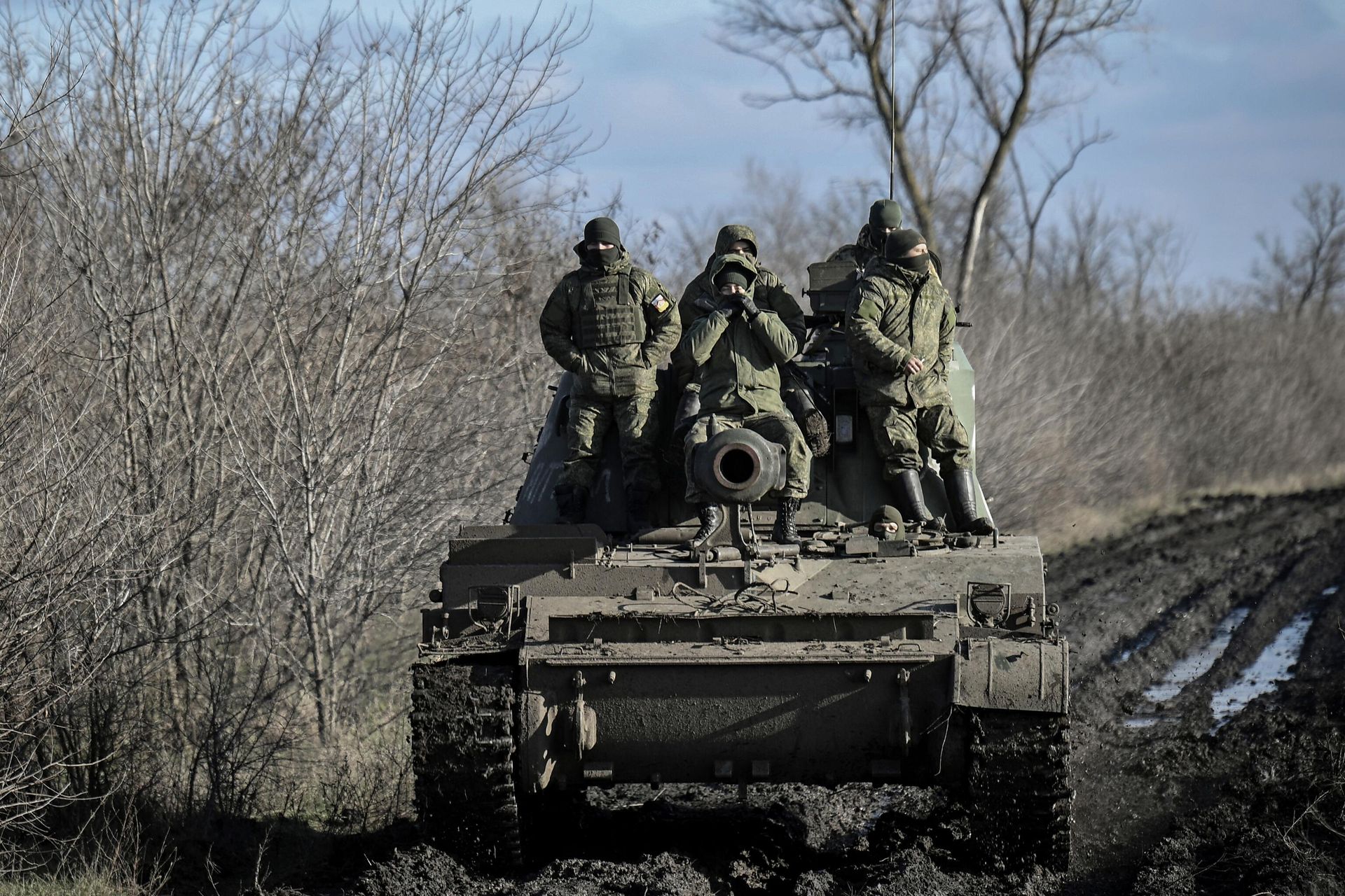 Военнослужащие МО РФ на самоходной артиллерийской установке 2СЗ Акация в зоне проведения СВО Военнослужащие МО РФ на самоходной артиллерийской установке 2СЗ Акация в зоне проведения СВО - РИА Новости, 1920, 02.03.2023