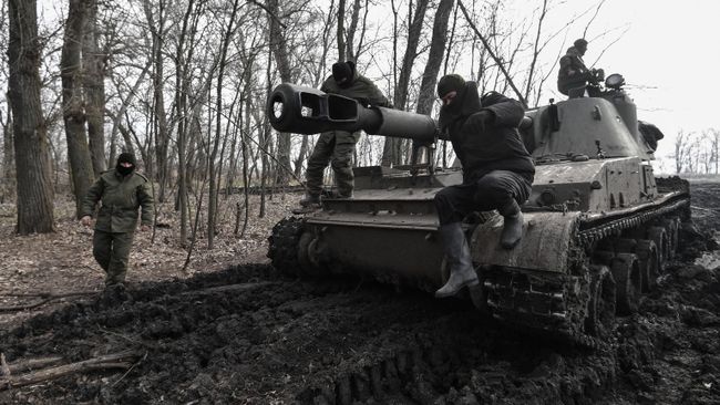 Военнослужащие МО РФ на самоходной артиллерийской установке 2СЗ Акация в зоне проведения СВО