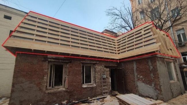 Незаконную надстройку к зданию начала XX века в Хамовниках в центре Москвы