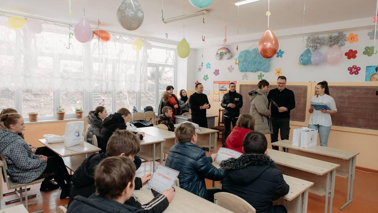Представители Посольства России и Россотрудничества в Армении передали новогодние подарки детям двух русских сел Фиолетово и Лермонтово Представители Посольства России и Россотрудничества в Армении передали новогодние подарки детям двух русских сел Фиолетово и Лермонтово - РИА Новости, 1920, 27.12.2022