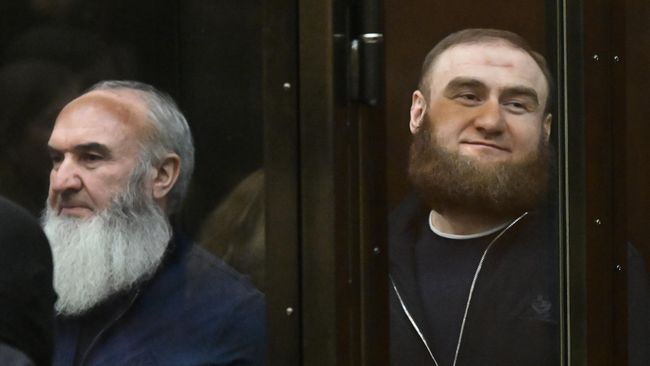 Бывший сенатор Совета Федерации РФ Рауф Арашуков и его отец Рауль Арашуков в Московском городском суде во время оглашения приговора