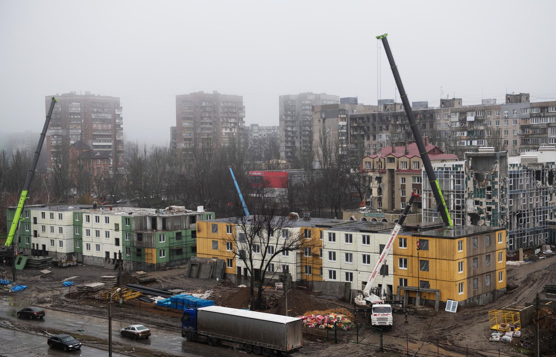 Вид на строящиеся жилые дома в Жовтневом районе Мариуполя Вид на строящиеся жилые дома в Жовтневом районе Мариуполя