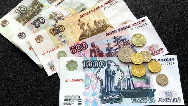 Российские бумажные деньги и монеты разного достоинства Российские бумажные деньги и монеты разного достоинства