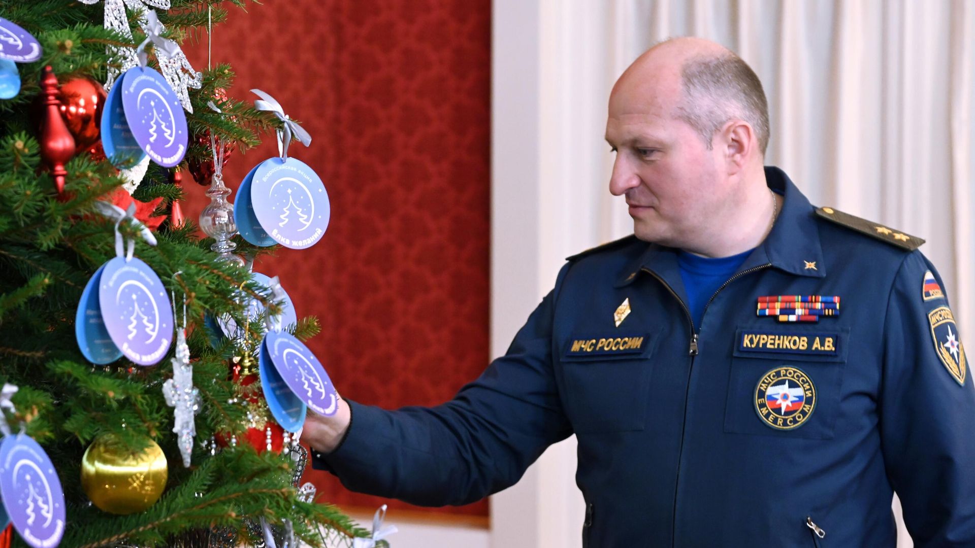 Глава МЧС России Александр Куренков принимает участие во всероссийской новогодней благотворительной акции Елка желаний - РИА Новости, 1920, 07.01.2026