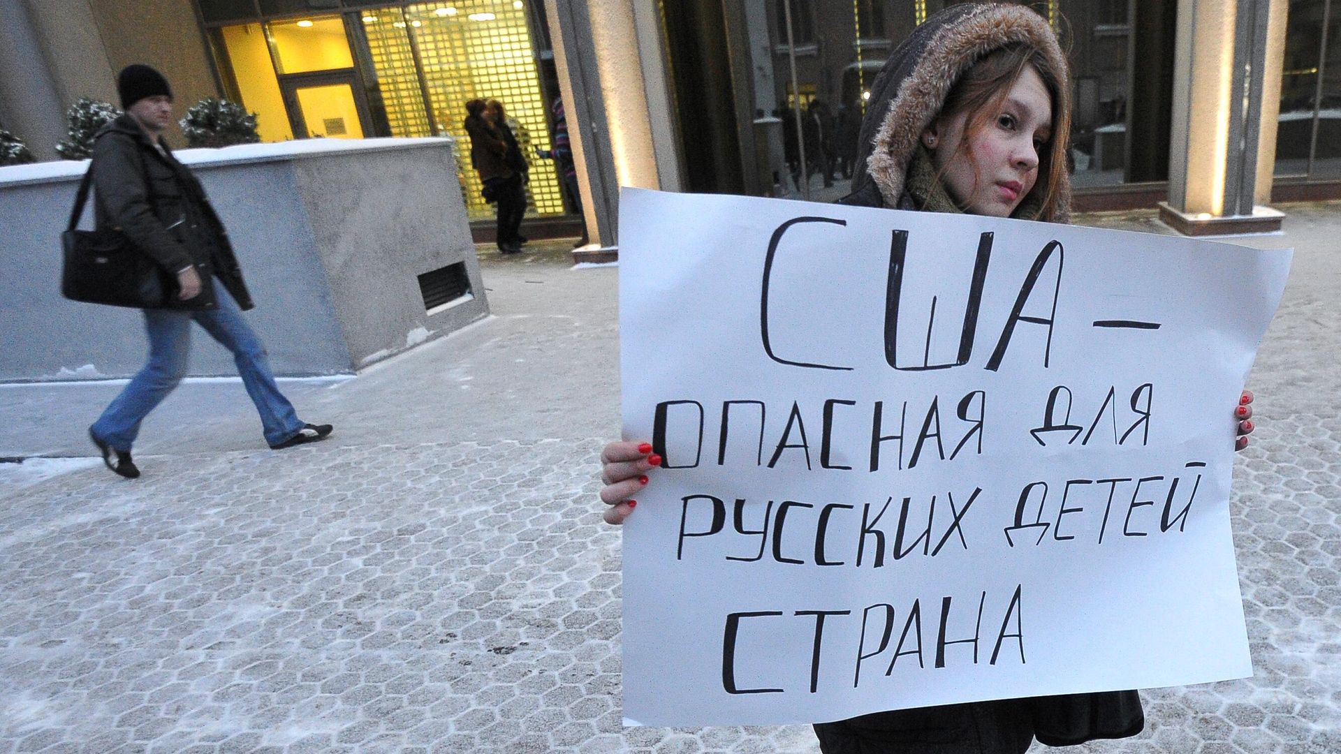 Участница одиночных пикетов в поддержку закона Димы Яковлева у здания Совета Федерации в Москве Участница одиночных пикетов в поддержку закона Димы Яковлева у здания Совета Федерации в Москве - РИА Новости, 1920, 01.01.2023