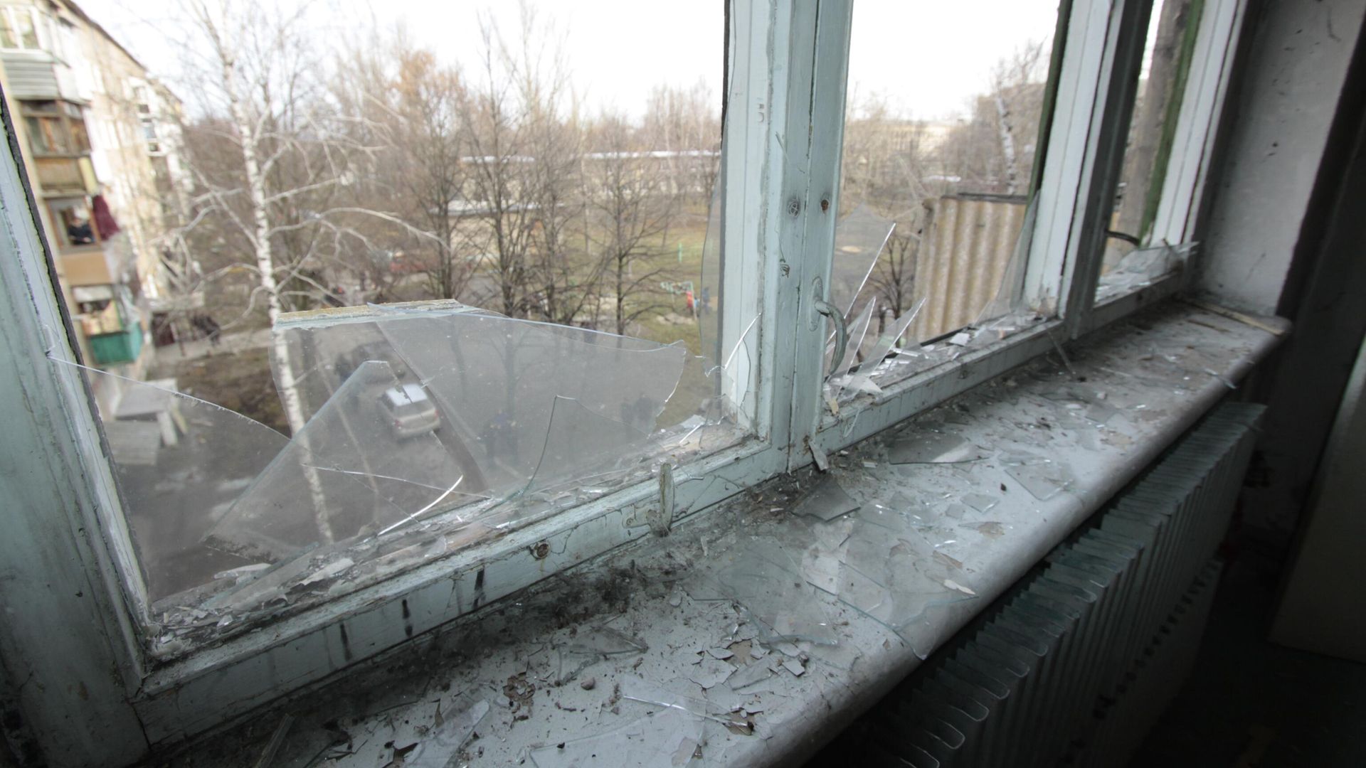 Разбитое окно жилого дома в городе Ясиноватая, пострадавшего в результате обстрела - РИА Новости, 1920, 23.03.2023