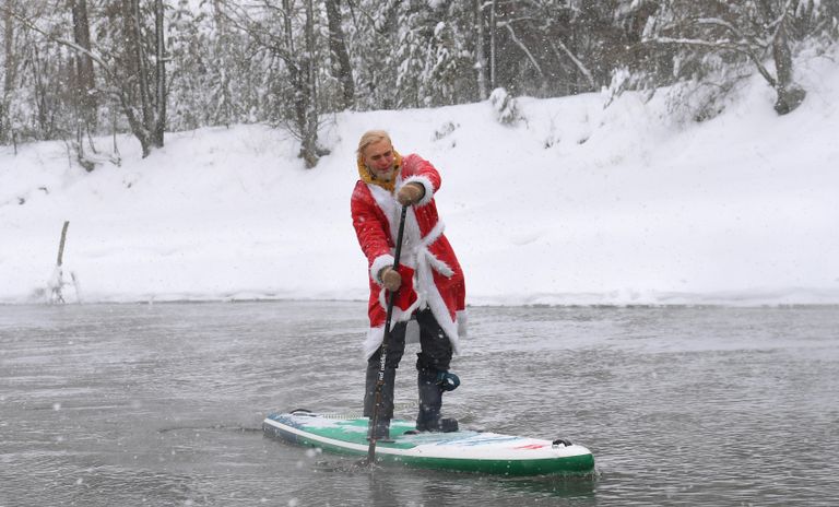 Новогодний заплыв sup-серферов в Новосибирске