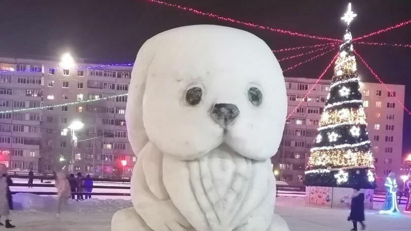 Фигура зайца из снега на площади в Мегионе Фигура зайца из снега на площади в Мегионе - РИА Новости, 1920, 28.12.2022
