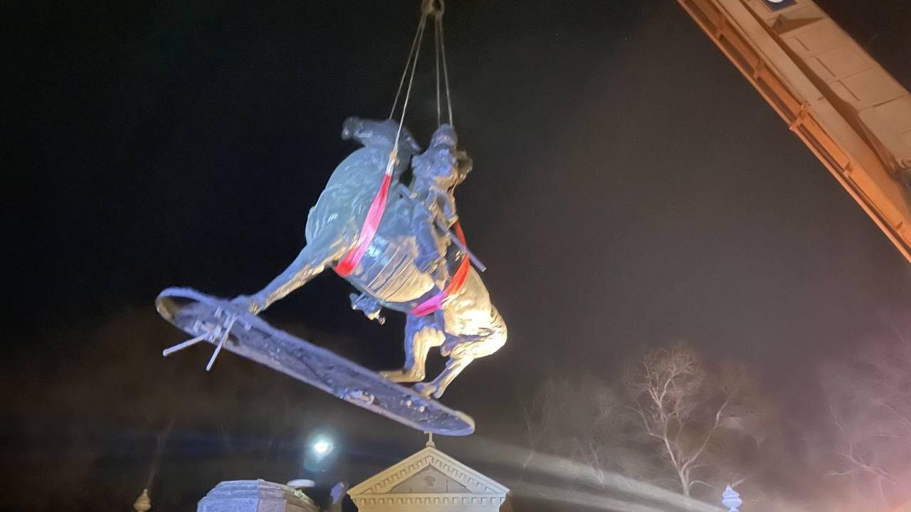 Демонтаж памятника русскому полководцу Александру Суворову в Одессе Демонтаж памятника русскому полководцу Александру Суворову в Одессе - РИА Новости, 1920, 29.12.2022