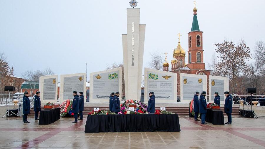 Церемония прощания с российскими военными, погибшими при атаке украинского беспилотника на аэродром Энгельса - РИА Новости, 1920, 29.12.2022