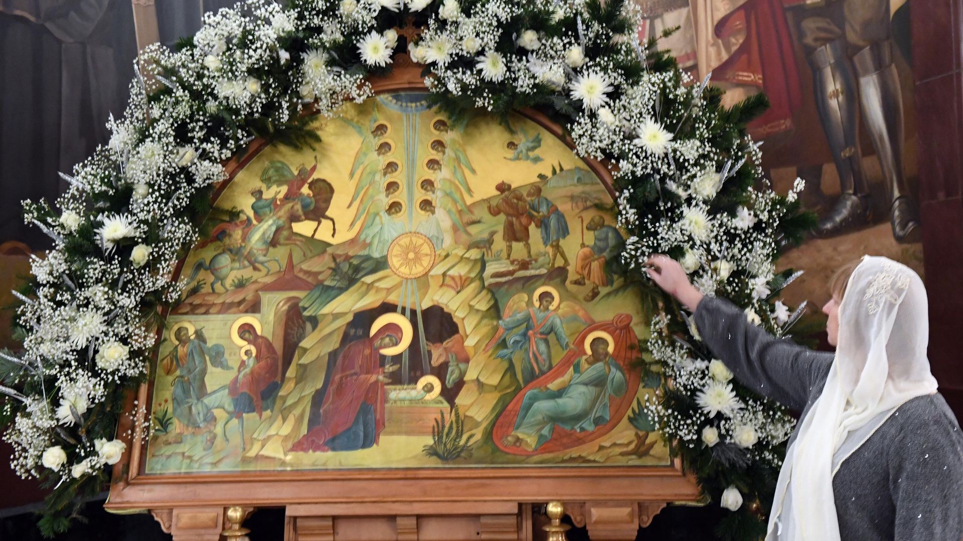 Верующая у иконы Рождество Христово в храме Христа Спасителя в Москве перед началом Рождественского богослужения Верующая у иконы Рождество Христово в храме Христа Спасителя в Москве перед началом Рождественского богослужения - РИА Новости, 1920, 07.01.2023