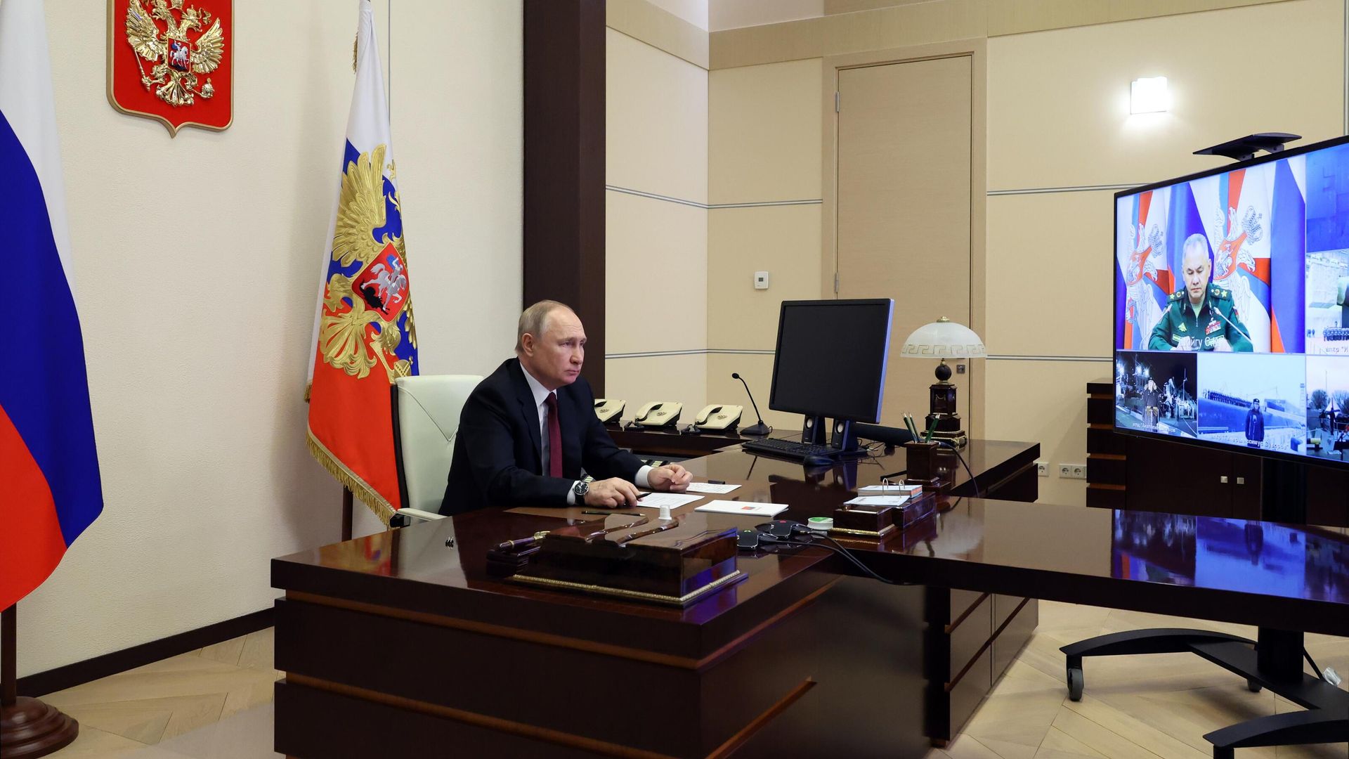 Президент РФ Владимир Путин принимает участие в режиме видеоконференции в церемонии подъёма флага на новых кораблях и спуска на воду атомной подлодки Император Александр III. 29 декабря 2022 Президент РФ Владимир Путин принимает участие в режиме видеоконференции в церемонии подъёма флага на новых кораблях и спуска на воду атомной подлодки Император Александр III. 29 декабря 2022 - РИА Новости, 1920, 29.12.2022