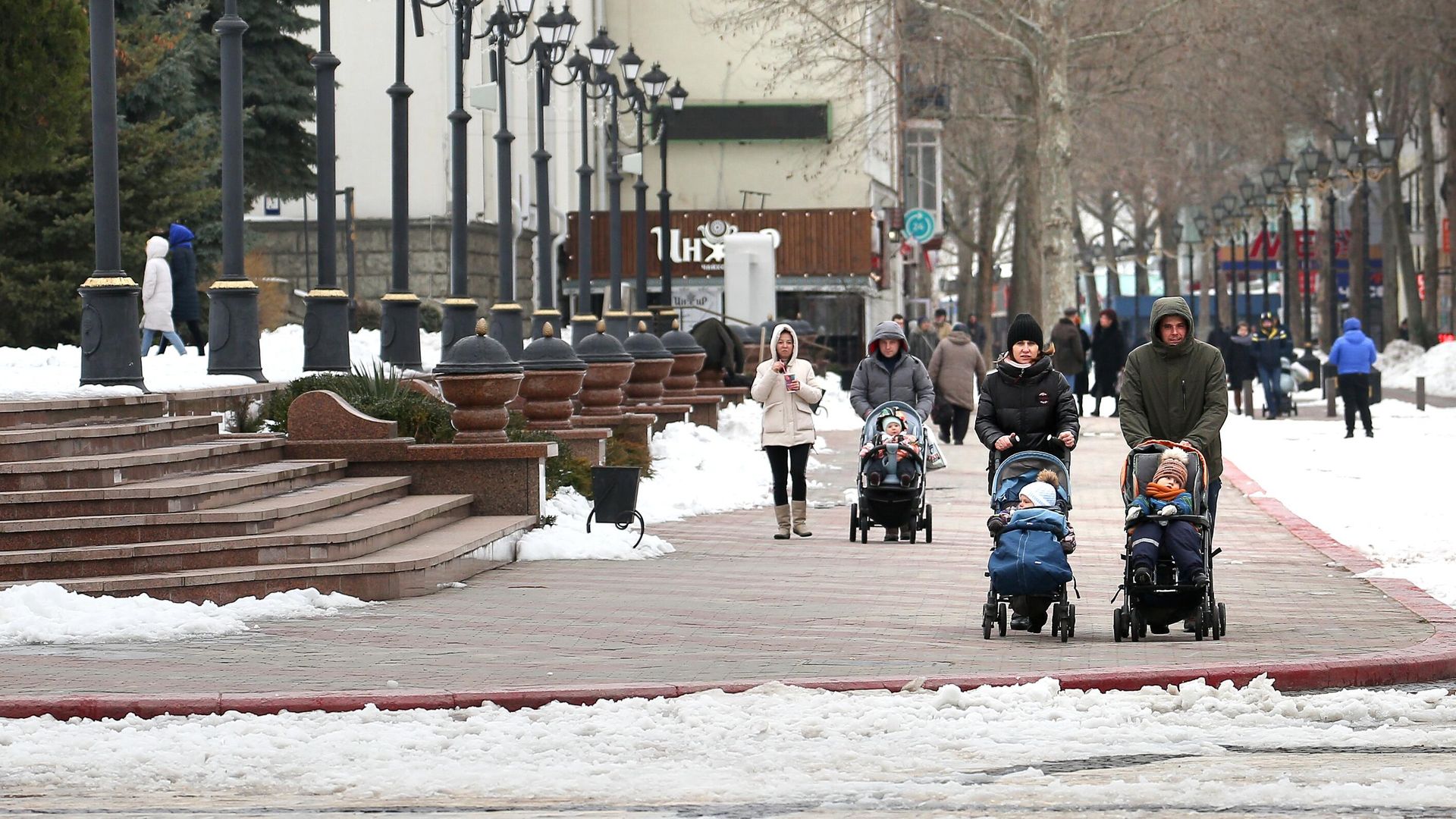 Семья с детьми в городе Керчь Семья с детьми в городе Керчь - РИА Новости, 1920, 10.01.2023