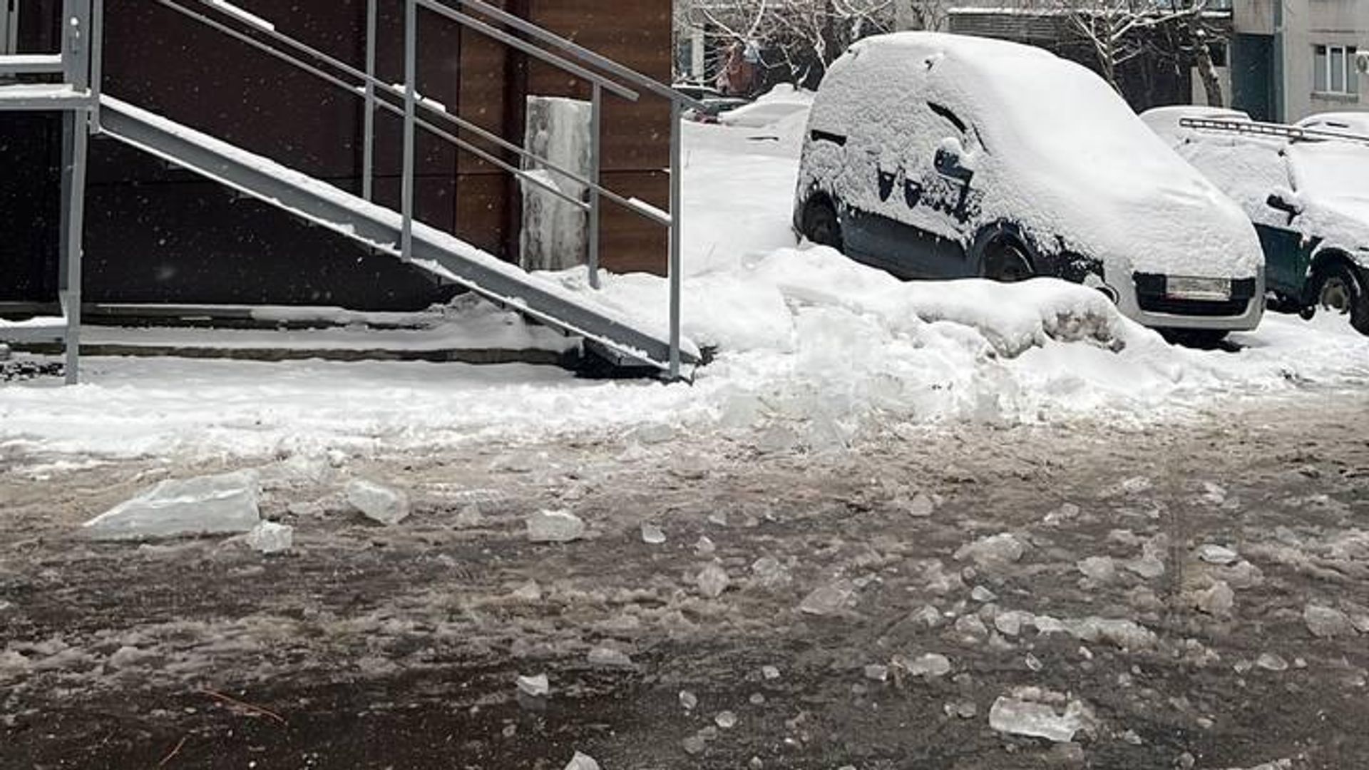 Место падения наледи на улице Инициативная в Москве Место падения наледи на улице Инициативная в Москве - РИА Новости, 1920, 30.12.2022