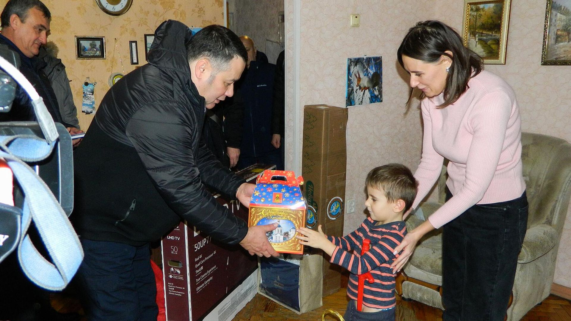 Губернатор Игорь Руденя в Запорожской области лично вручил новогодний подарок участнику акции Ёлка желаний 4-летнему Алексею Губернатор Игорь Руденя в Запорожской области лично вручил новогодний подарок участнику акции Ёлка желаний 4-летнему Алексею - РИА Новости, 1920, 31.12.2022