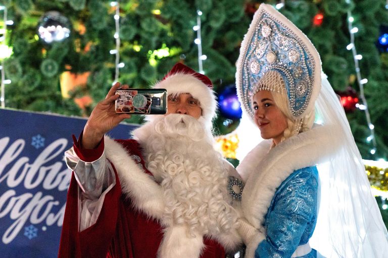 Дед Мороз и Снегурочка фотографируются во время встречи Нового года в центре города Петропавловска-Камчатского Дед Мороз и Снегурочка фотографируются во время встречи Нового года в центре города Петропавловска-Камчатского