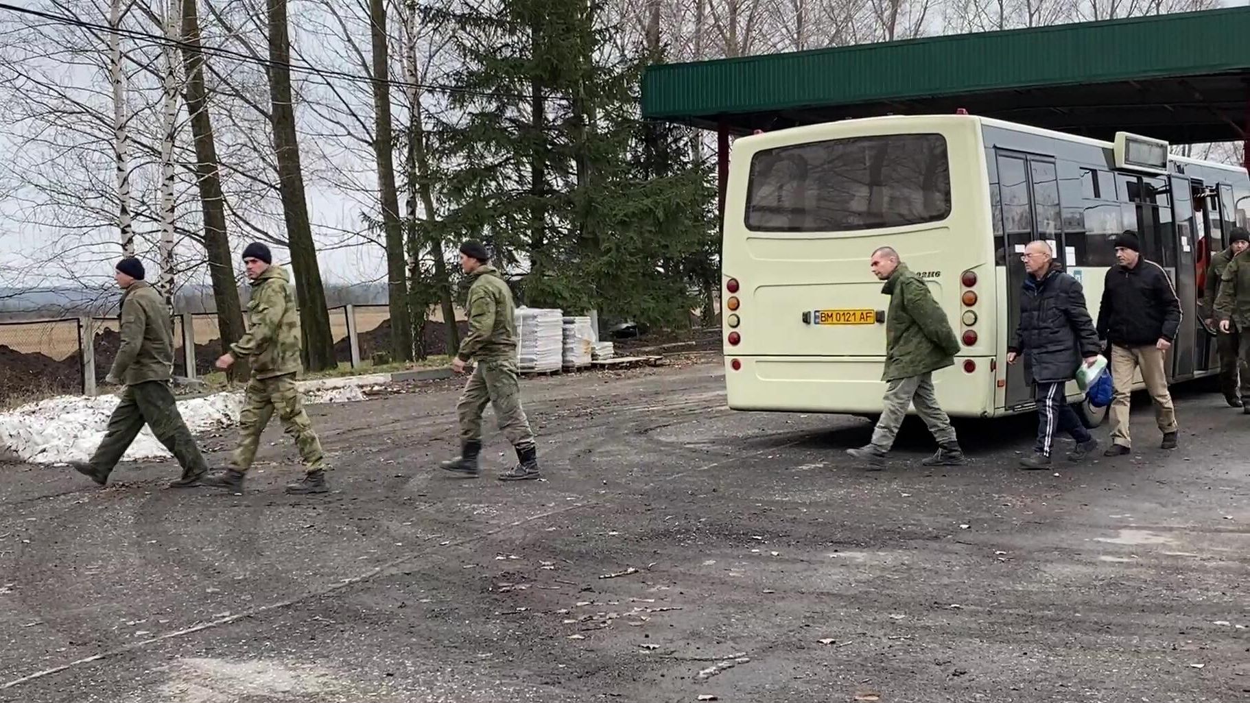 Российские военнослужащие, возвращенные из плена. Скриншот видео - РИА Новости, 1920, 25.01.2023