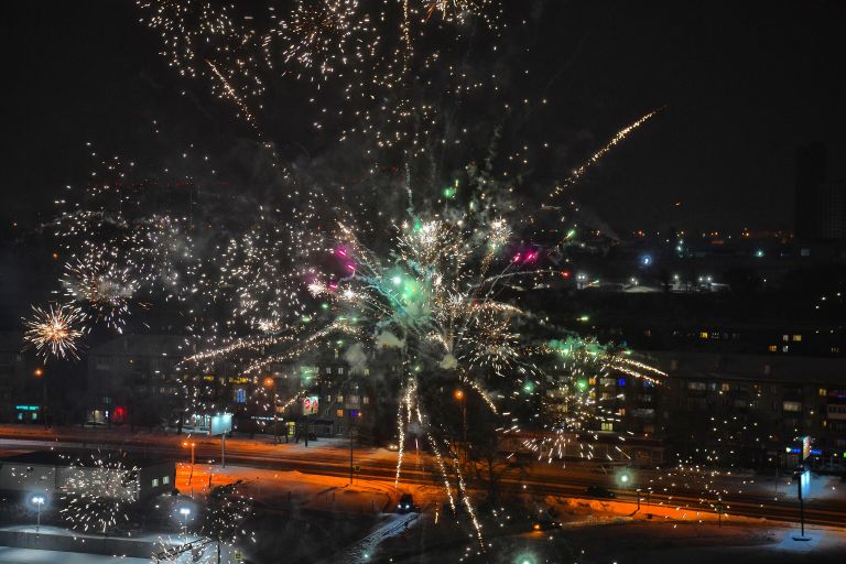 Праздничный салют во время встречи Нового года в Новосибирске Праздничный салют во время встречи Нового года в Новосибирске
